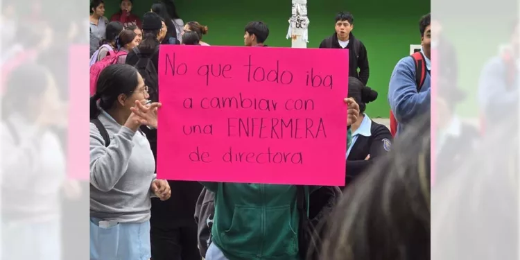Los estudiantes pidieron al rector atender directamente sus planteamientos y establecer acuerdos concretos.