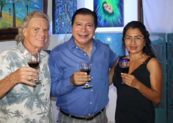 Fotos: Gil Obed González - Omar Maya // Con los directivos de Copalli Art Galery, Pepe y Lili, Lucio Gopar conviviendo en el cuarto aniversario.