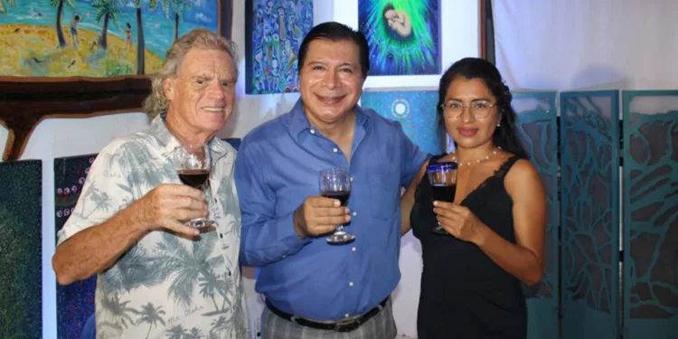Fotos: Gil Obed González - Omar Maya // Con los directivos de Copalli Art Galery, Pepe y Lili, Lucio Gopar conviviendo en el cuarto aniversario.