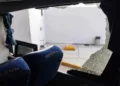 El autobús de la línea Altamar terminó con múltiples ventanas destrozadas tras la agresión sufrida en las inmediaciones de Río Grande.