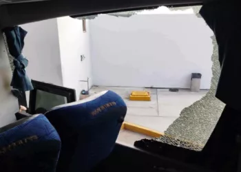 El autobús de la línea Altamar terminó con múltiples ventanas destrozadas tras la agresión sufrida en las inmediaciones de Río Grande.
