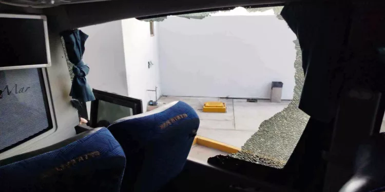El autobús de la línea Altamar terminó con múltiples ventanas destrozadas tras la agresión sufrida en las inmediaciones de Río Grande.