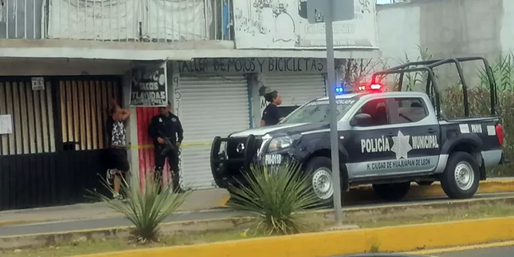 El cuerpo de un hombre de aproximadamente 50 años fue localizado en estado de descomposición en una vivienda de la Avenida 2 de Abril en Huajuapan.