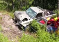 Elementos de la Policía Vial Estatal y paramédicos de Bomberos atendieron el fuerte choque lateral que dejó tres heridos y cuantiosos daños en la carretera federal 125.