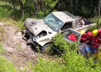 Elementos de la Policía Vial Estatal y paramédicos de Bomberos atendieron el fuerte choque lateral que dejó tres heridos y cuantiosos daños en la carretera federal 125.