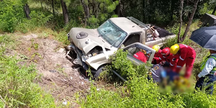 Elementos de la Policía Vial Estatal y paramédicos de Bomberos atendieron el fuerte choque lateral que dejó tres heridos y cuantiosos daños en la carretera federal 125.