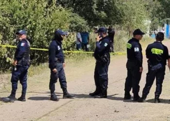Elementos de la Policía Municipal acordonaron los accesos a la Telesecundaria de la agencia La Junta tras confirmarse el deceso del masculino de 30 años de edad.