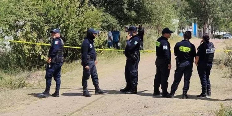 Elementos de la Policía Municipal acordonaron los accesos a la Telesecundaria de la agencia La Junta tras confirmarse el deceso del masculino de 30 años de edad.