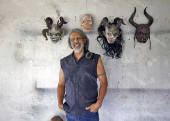 El pintor, escultor y grabador trabaja actualmente en la elaboración de máscaras que acompañarán a participantes de las tradicionales comparsas de Día de Muertos.