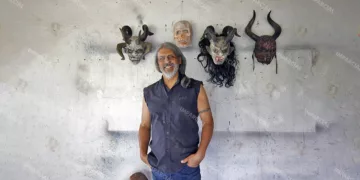 El pintor, escultor y grabador trabaja actualmente en la elaboración de máscaras que acompañarán a participantes de las tradicionales comparsas de Día de Muertos.