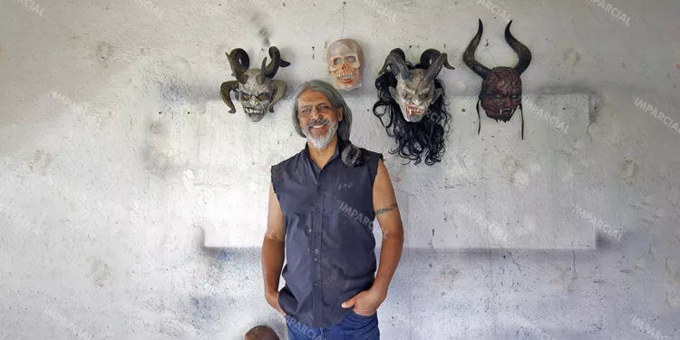 El pintor, escultor y grabador trabaja actualmente en la elaboración de máscaras que acompañarán a participantes de las tradicionales comparsas de Día de Muertos.