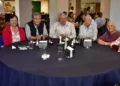 Fotos: Rubén Morales // El pastel de cumpleaños fue compartido entre los asistentes, quienes brindaron por Rosi y le desearon lo mejor.