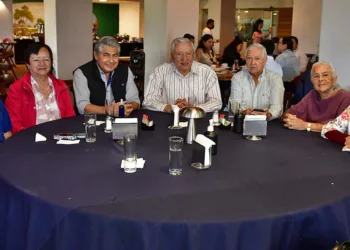 Fotos: Rubén Morales // El pastel de cumpleaños fue compartido entre los asistentes, quienes brindaron por Rosi y le desearon lo mejor.