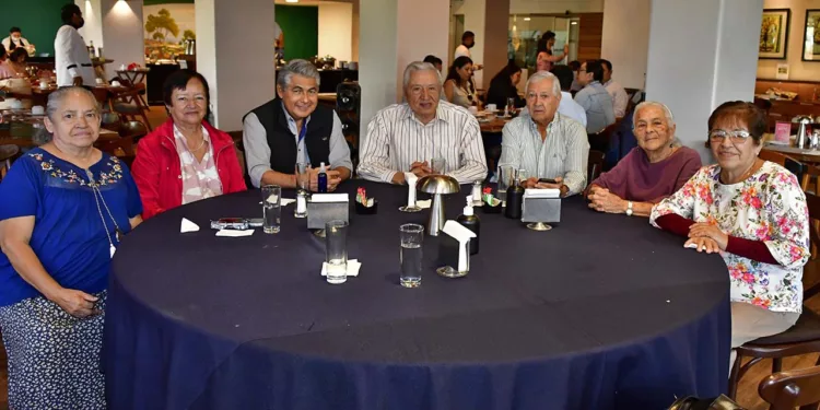 Fotos: Rubén Morales // El pastel de cumpleaños fue compartido entre los asistentes, quienes brindaron por Rosi y le desearon lo mejor.