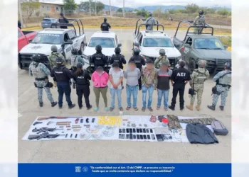 Fueron capturadas cinco personas, identificadas bajo las iniciales de T. J. G. S., J. C. L. M., C. G. S., C. G. R. y la fémina B. G. S.