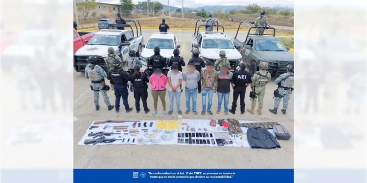 Fueron capturadas cinco personas, identificadas bajo las iniciales de T. J. G. S., J. C. L. M., C. G. S., C. G. R. y la fémina B. G. S.
