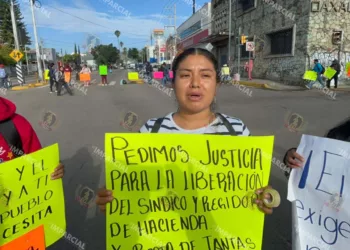 Fotos: Jorge Luis Plata // Habitantes de Santiago Choápam bloquearon este lunes el crucero del estadio de beisbol Yu’Va para exigir la liberación del síndico y regidor detenidos por violencia de género en contra de la presidenta municipal, Dolores Luciano Valadés.