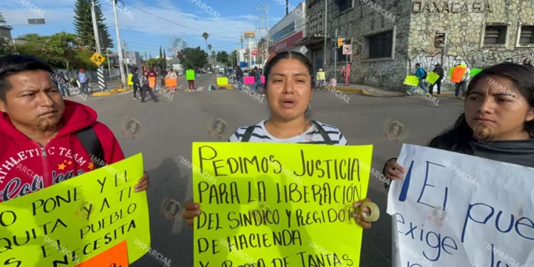 Fotos: Jorge Luis Plata // Habitantes de Santiago Choápam bloquearon este lunes el crucero del estadio de beisbol Yu’Va para exigir la liberación del síndico y regidor detenidos por violencia de género en contra de la presidenta municipal, Dolores Luciano Valadés.