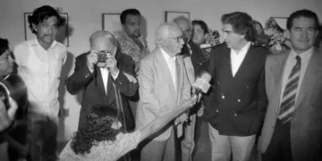 Foto: Juan Carlos Reyes // Inauguración del CFMAB en 1996, con la presencia de figuras como Walter Reuter, Manuel Álvarez Bravo, Rafael Tovar, Diódoro Carrasco, Colette Álvarez y Francisco Toledo.