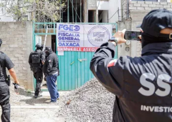 Las fuerzas del orden sitiaron diversos inmuebles vinculados a la ASAEO, logrando el decomiso de armas, drogas y la captura de 20 integrantes de la mafia del transporte.