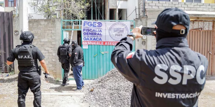 Las fuerzas del orden sitiaron diversos inmuebles vinculados a la ASAEO, logrando el decomiso de armas, drogas y la captura de 20 integrantes de la mafia del transporte.