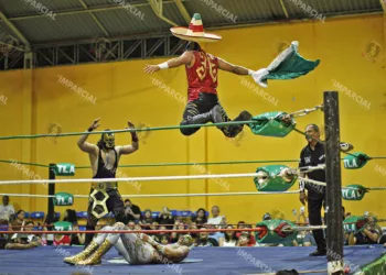 Fotos: Jorge Luis Plata // Los primeros gladiadores de la noche demostraron su agilidad aérea y técnica a ras de lona, ganándose los aplausos del respetable desde el inicio de la función.
