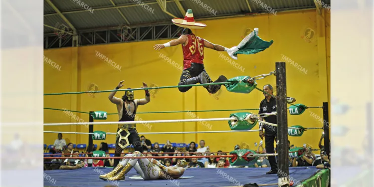 Fotos: Jorge Luis Plata // Los primeros gladiadores de la noche demostraron su agilidad aérea y técnica a ras de lona, ganándose los aplausos del respetable desde el inicio de la función.