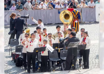 Esta Banda Sinfónica nació como un proyecto para rescatar las tradiciones musicales y respaldar el talento infantil y juvenil.