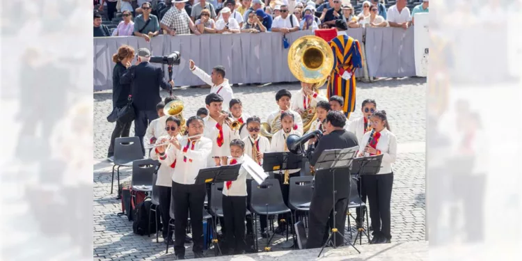 Esta Banda Sinfónica nació como un proyecto para rescatar las tradiciones musicales y respaldar el talento infantil y juvenil.