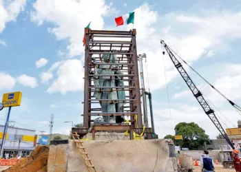 Foto: Municipio de Oaxaca de Juárez // La estatua de Benito Juárez, en Viguera, enjaulada para su traslado.