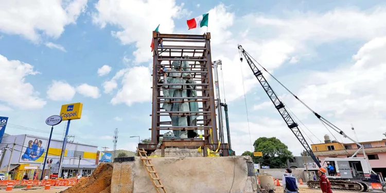 Foto: Municipio de Oaxaca de Juárez // La estatua de Benito Juárez, en Viguera, enjaulada para su traslado.