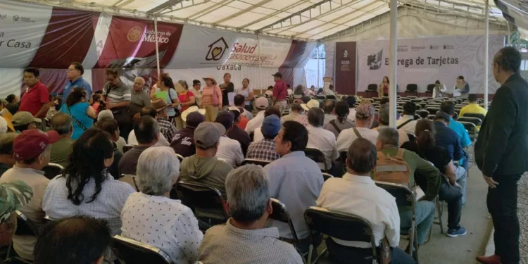 Foto: cortesía // Oaxaqueños se inscriben a programas sociales del gobierno.