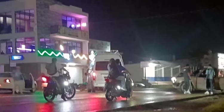 Paramédicos de Bomberos y CNE trabajaron coordinadamente para rescatar y atender a los lesionados.