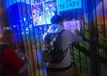 Personal del Ayuntamiento procedió a colocar los sellos de suspensión en los accesos.
