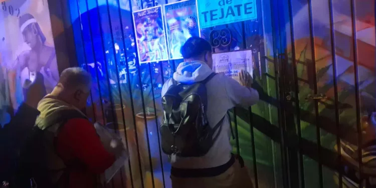 Personal del Ayuntamiento procedió a colocar los sellos de suspensión en los accesos.