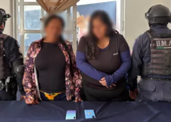 Policías motorizados detuvieron en el Centro Histórico a dos mujeres señaladas por el robo de dos celulares en el transporte público.