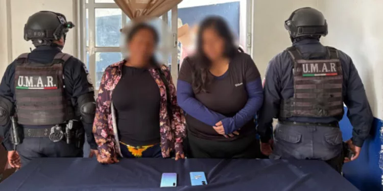 Policías motorizados detuvieron en el Centro Histórico a dos mujeres señaladas por el robo de dos celulares en el transporte público.