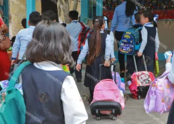 Foto: Adrián Gaytán // Para muchos es el primer día de clases, el inicio del sueño por una educación de calidad.