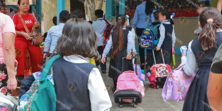 Foto: Adrián Gaytán // Para muchos es el primer día de clases, el inicio del sueño por una educación de calidad.