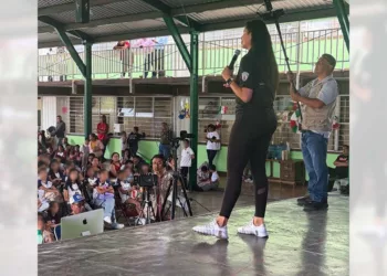 Seomara Sainz comparte sus experiencias de vida y trayectoria profesional con estudiantes.