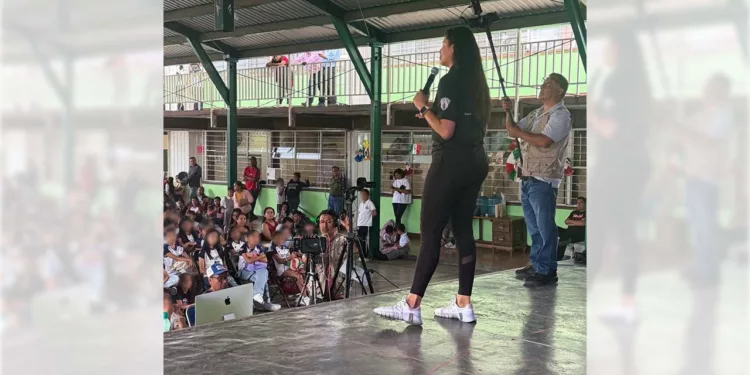 Seomara Sainz comparte sus experiencias de vida y trayectoria profesional con estudiantes.