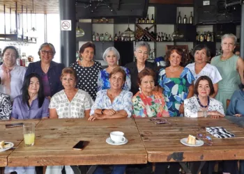Foto: Rubén Morales // Sara María Abascal, Graciela Velasquez, Ana Lucia Arnaud, Beatriz Hamilton, la cumpleañera, Gloria Bueno, Sarita de Martínez, Licha Abascal, Silvia de Estefan, Doris Arnaud, Ana Bertha Bustamante, July Tenorio, Elsita Iturribarria.