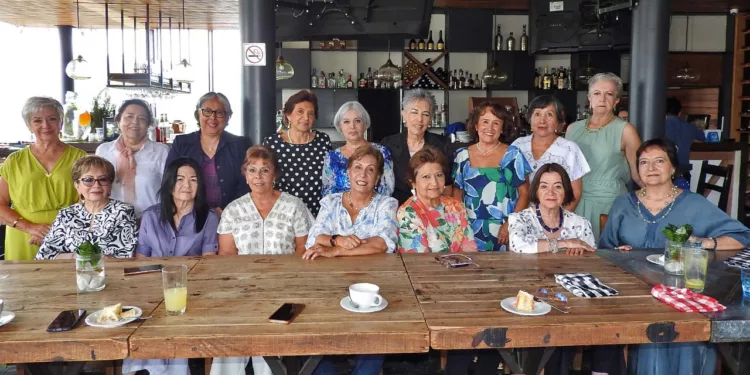 Foto: Rubén Morales // Sara María Abascal, Graciela Velasquez, Ana Lucia Arnaud, Beatriz Hamilton, la cumpleañera, Gloria Bueno, Sarita de Martínez, Licha Abascal, Silvia de Estefan, Doris Arnaud, Ana Bertha Bustamante, July Tenorio, Elsita Iturribarria.