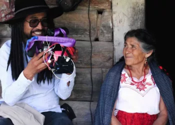 Sókó explora los vínculos entre quienes se van y quienes permanecen en San Juan Mixtepec.