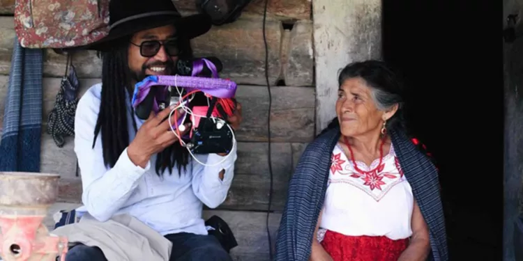 Sókó explora los vínculos entre quienes se van y quienes permanecen en San Juan Mixtepec.