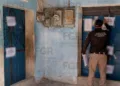 Un fuerte dispositivo integrado por el Ejército, Marina y Guardia Nacional aseguró decenas de envases plásticos con combustible ilegal.