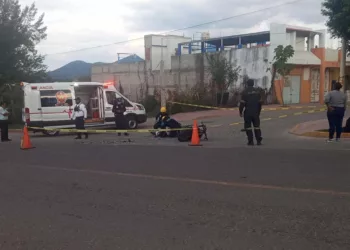 Un joven motociclista de 20 años perdió la vida en el Libramiento Norte tras ser arrollado por una camioneta Ford Ranger que se dio a la fuga.
