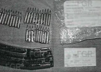Vinculan a proceso a cinco civiles por la portación de armas largas y cartuchos exclusivos de las Fuerzas Armadas en Pinotepa Nacional.