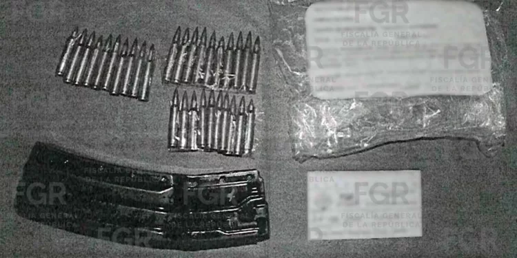 Vinculan a proceso a cinco civiles por la portación de armas largas y cartuchos exclusivos de las Fuerzas Armadas en Pinotepa Nacional.
