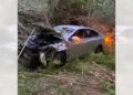 Al fondo de un barranco de 20 metros terminó el vehículo Volkswagen tipo Jetta.